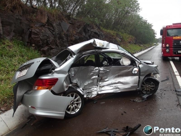 Os motoristas dos carros ficaram feridos e foram encaminhados para a Unidade de Saúde 24 Horas.(Fotos: Ponto da Notícia)