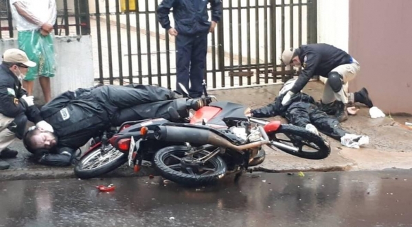 Um rapaz de 23 anos sofreu fratura em uma das pernas. (Foto: Massa News)