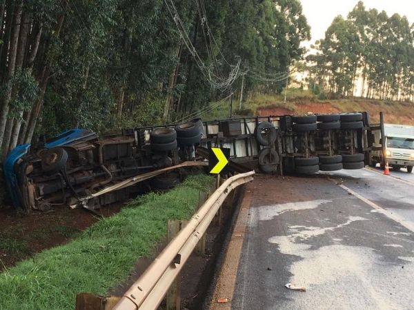 Caminhão tombou na rodovia PR-444, em Arapongas (Foto: Alexandro Zanelli/Arquivo Pessoal)