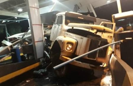 A estrutura do pedágio ficou comprometida com o impacto (Foto: Divulgação/PRE)