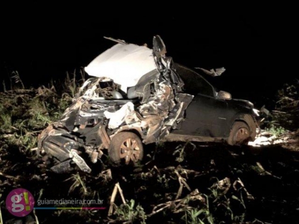 Com a violência da colisão, a parte traseira do veículo ficou toda destruída. (Foto: Guia Medianeira)