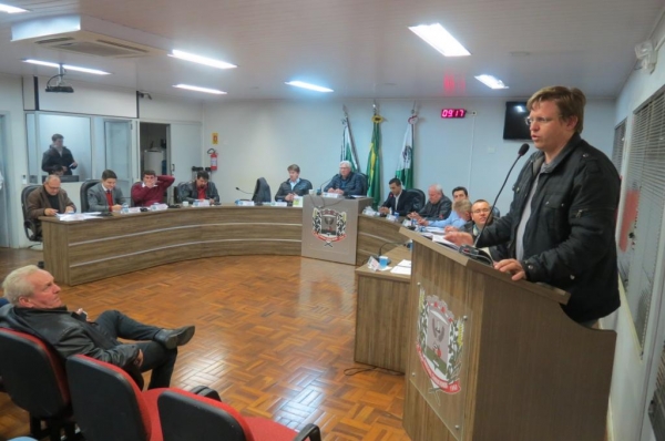 Carlos Kracke, da Associação Rondonense de Ciclismo, na tribuna popular na Câmara. (Foto: Assessoria)