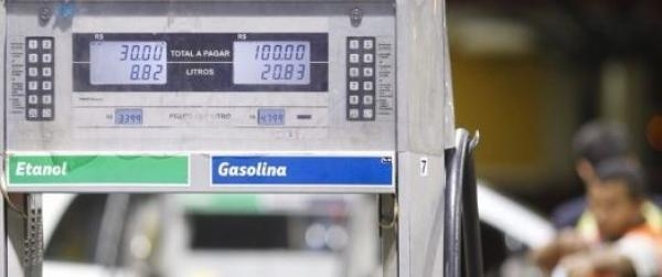 Desde o dia 18 de agosto, o preço da gasolina vendida pelas refinarias da estatal acumula alta de 12%. (Foto: Folha Press)