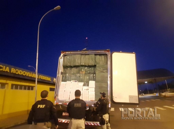 Durante abordagem, o motorista apresentou nota fiscal de frangos; ele foi preso por contrabando e falsificação de documento. (Foto: PRF)