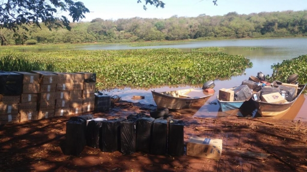 Foram encontrados 51 caixas de cigarros, 7 volumes de produtos contrabandeados diversos além de 3 pneus.(Foto: BPFron)