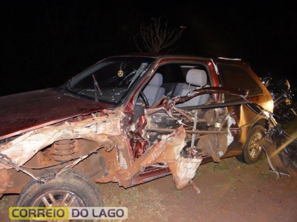 O  Gol teve a lateral parcialmente destruída. (Fotos: Correio do Lago)