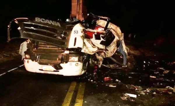 A batida frontal entre dois caminhões aconteceu no KM 285. (Foto: Portal NP Diário)