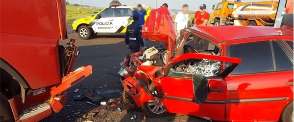 Uma carreta bitrem Volvo FH 480 invadiu a pista contrária e bateu de frente com o automóvel VW Gol (Foto: Rádio Clube Realeza )