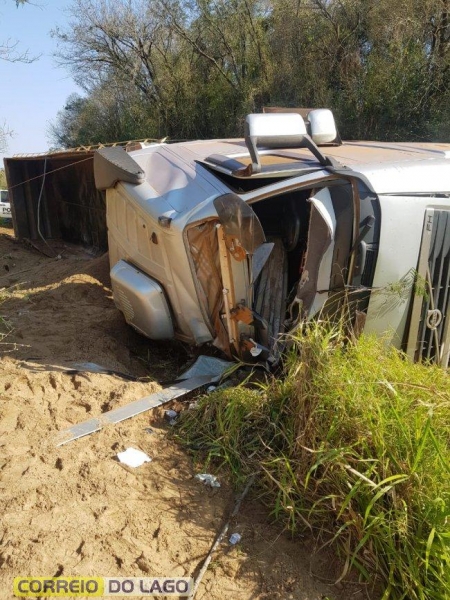O motorista teve ferimentos leves. (Fotos: Correio do Lago)