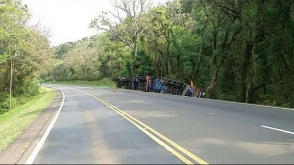 As duas pistas da rodovia, sentido Foz do Iguaçu e sentido Curitiba foram interditada devido ao risco de explosão.(Foto: Catve)