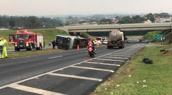 Várias equipes de resgate foram deslocadas para atender as vítimas e o trânsito ficou bloqueado na rodovia (Foto: Beatriz Buosi/TV TEM )