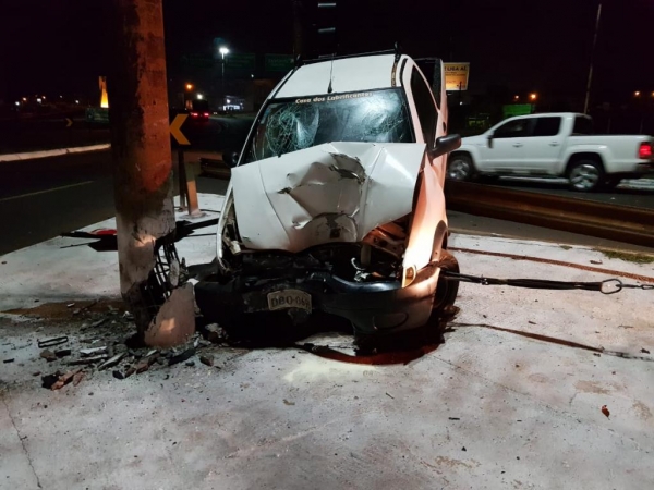 A picape foi encontrada pela PRE, abandonada na rodovia. O condutor deixou o local da chegada da equipe. (Fotos: PRE)