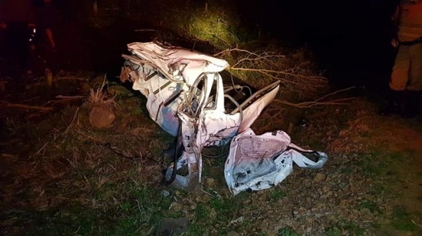 A Saveiro ficou irreconhecível. (Foto: Ivânia Bonatto/Diário da Informação )