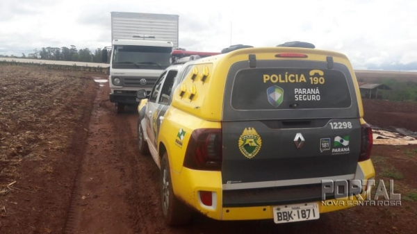 O caminhão estava em uma propriedade rural. (Fotos: PM)