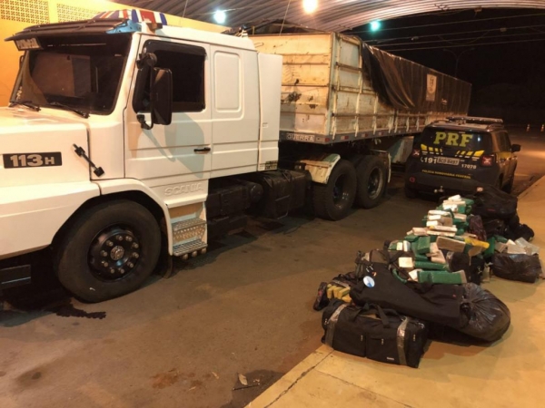 PRF prende carreta com 644 Kg de maconha em Medianeira. (Foto: PRF)
