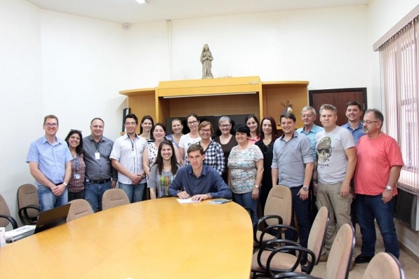 O prefeito Anderson Bento Maria também assinou uma carta de compromisso com a Agenda 2030 da ONU e seus 17 Objetivos de Desenvolvimento Sustentável (ODS) e mais de 200 metas para alcançá-los. (Foto: Assessoria)