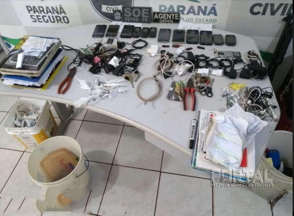 Vários celulares e carregadores foram apreendidos. (Foto: Léo Silva/Radar B.O.)