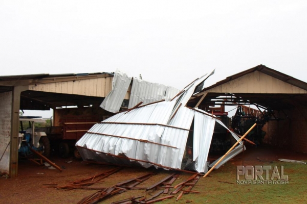 Parte do telhado foi parar em um barracão. (Fotos: Portal Nova Santa Rosa)
