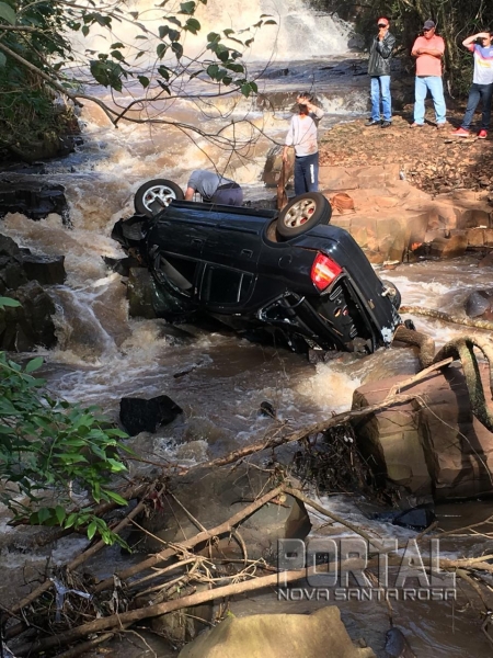 O veículo ficou totalmente destruído. (Fotos: Portal Nova Santa Rosa)