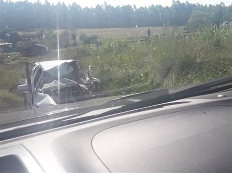 Com a força do impacto, o veículo ficou destruído e ele morreu no local. O condutor da caminhonete foi socorrido, mas morreu no hospital (Foto: Douglas RádioClube de Realeza )