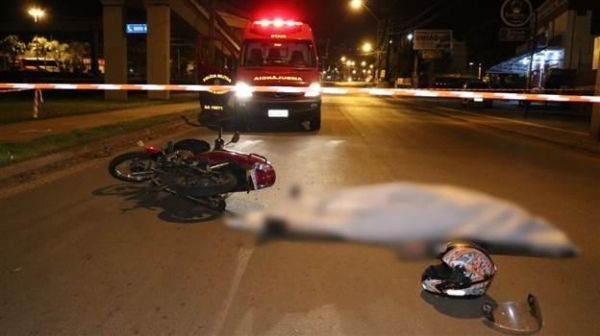 O rapaz bateu violentamente no asfalto e teve morte instantânea (Foto: Tarobá News )