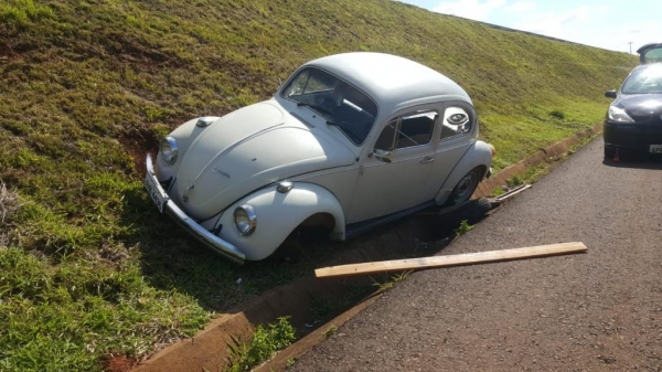 O  carro ficou desgovernado e subiu no barranco, ao lado da rodovia. (Foto: CGN)