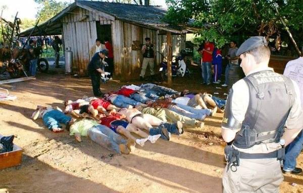 15 corpos lado a lado foram encontrados.(Foto: Divulgação)