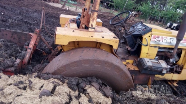 mais da metade do rodado ficou na lama. (Foto: Portal Nova Santa Rosa)