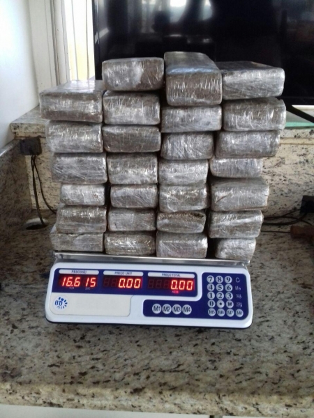 A droga estava em 27 tabletes e  totalizou 16,610kg. (Fotos: PRF)