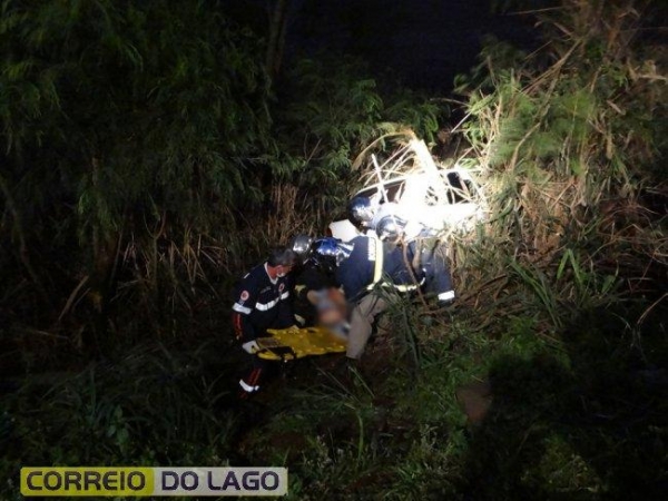 Rapidamente o homem foi levado para o PAM. (Fotos: Correio do Lago)