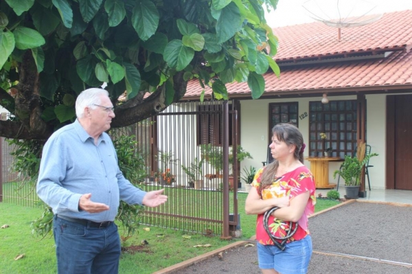: Vereador Pedro Rauber convida os moradores, como Joselaine Spohr, que reside no Loteamento Augusto há 20 anos e não tem o imóvel escriturado. (Foto: Egomar Schmidt)