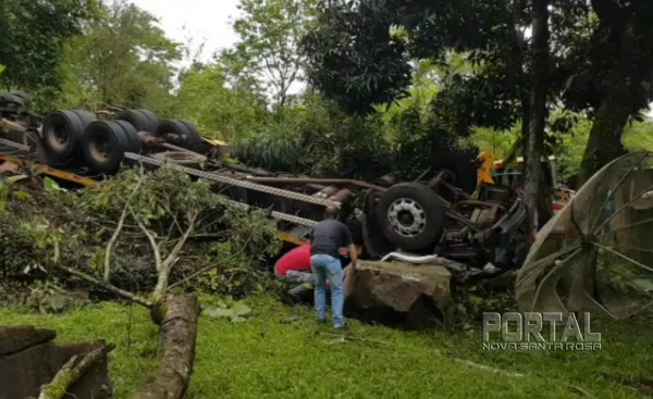 O caminhão saiu da pista e tombou em uma ribanceira, parando em um quintal de uma residência. (Fotos: Rede Peperi)