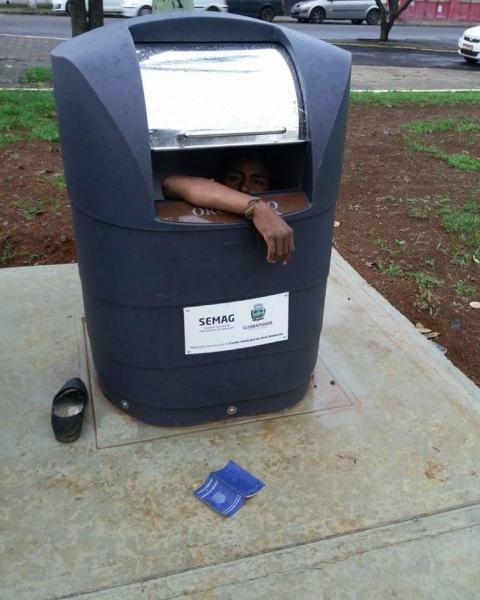 Homem ficou preso na lixeira — Foto: CB/Divulgação