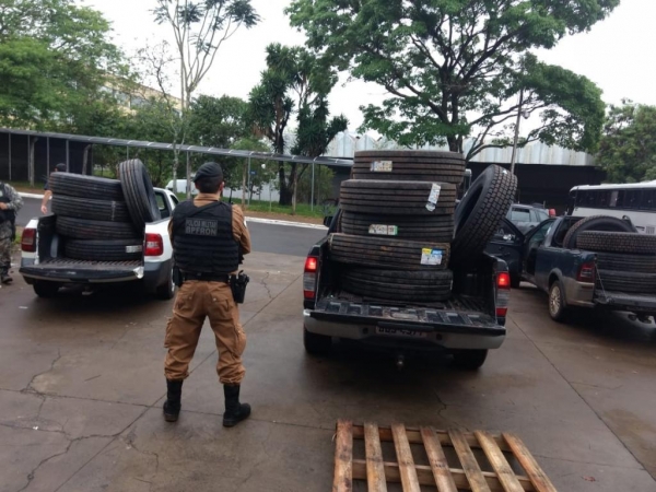 No total foram apreendidos 23 pneus de caminhão . (Fotos: BPFron)