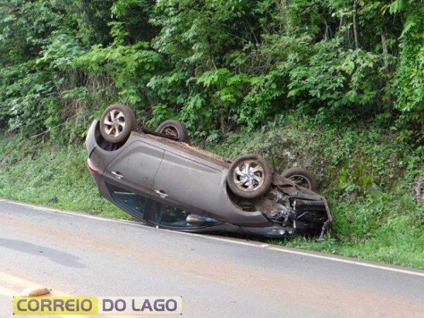 O condutor, de 23 anos, morador de Cascavel, contou que perdeu o controle da direção. (Fotos: Correio do Lago)