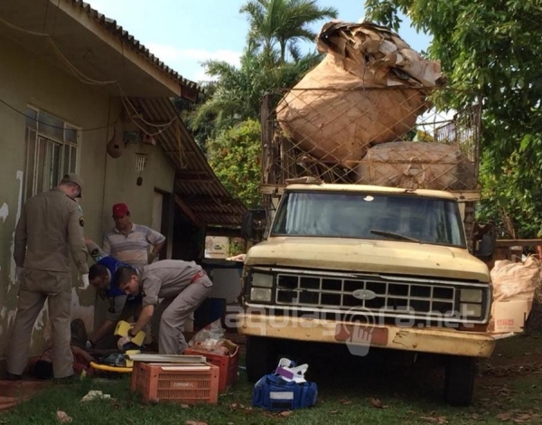 Uma equipe do Corpo de Bombeiros foi acionada e encaminhou o trabalhador para atendimento médico à Unidade de Saúde 24 Horas (Foto: Fernanda Bourscheidt/AquiAgora.net )