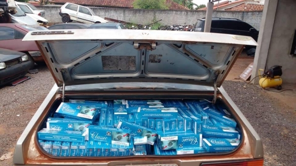 O veículo e o contrabando foram apreendidos. (Foto: PM)