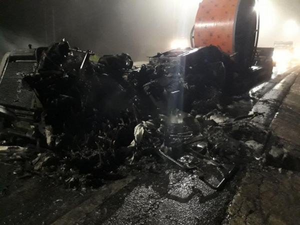 Um dos veículos ainda pegou fogo. (Foto: PRF)