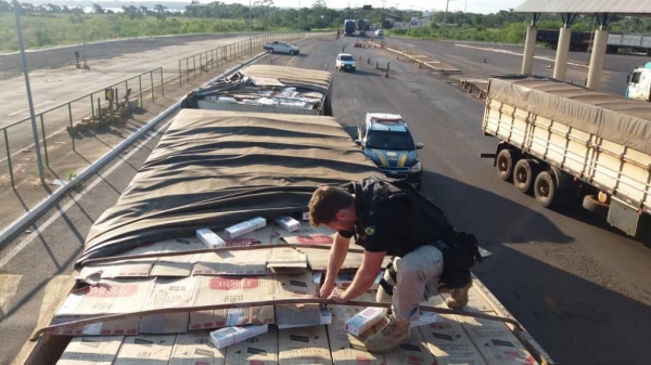 Avaliada em R$ 2,2 milhões, carga contrabandeada do Paraguai foi apreendida em Guaíra. (Foto; PRF)