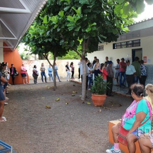 Enorme fila formada devido ao problema na urna da seção 118. (Foto: Portal Nova Santa Rosa)