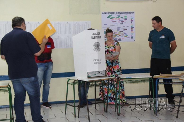 Momento em que a urna da seção 18 apresentou problemas técnicos. (Foto: Portal Nova Santa Rosa)