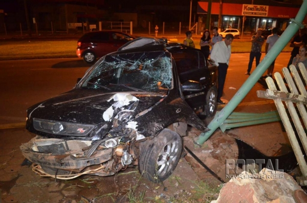 O motorista do Astra foi socorrido e levado ao Hospital com ferimentos graves. (Fotos: Bogoni/Radar B.O.)