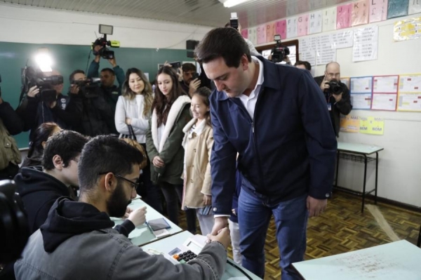 Ratinho Jr vota em Curitiba