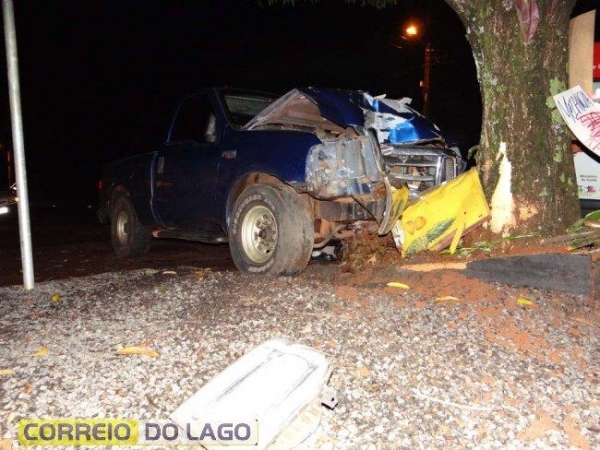 A dianteira da caminhonete ficou parcialmente destruída.(Foto: Correio do Lago)