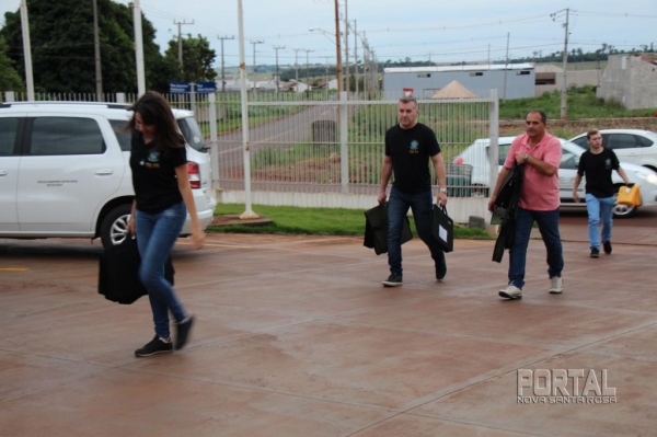 Momento da chegada das urnas no Fórum Eleitoral em Palotina. (Foto: Portal Nova Santa Rosa)