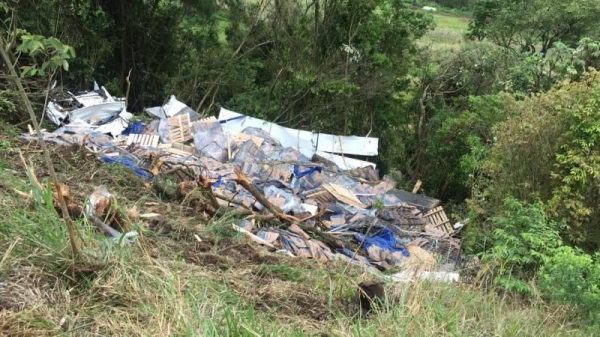 O veículo saiu fora da pista e despencou numa ribanceira. (Fotos: Radio Ampére AM & Interativa FM)