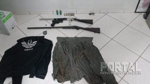 Armas e roupas usadas no roubo em Terra Roxa. (Foto: PM)