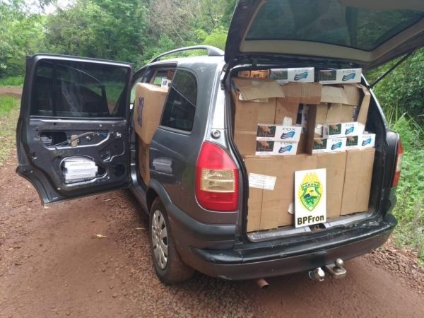 No veículo, estavam caixas de cigarros. (Foto: BPFron)