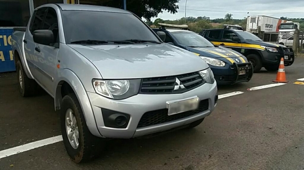 Caminhonete Mitsubishi L200 com ocorrência de roubo na cidade de Duque de Caxias. (Foto: PRF)