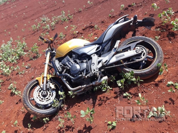 A moto foi parar na lavoura. (Fotos: PM)